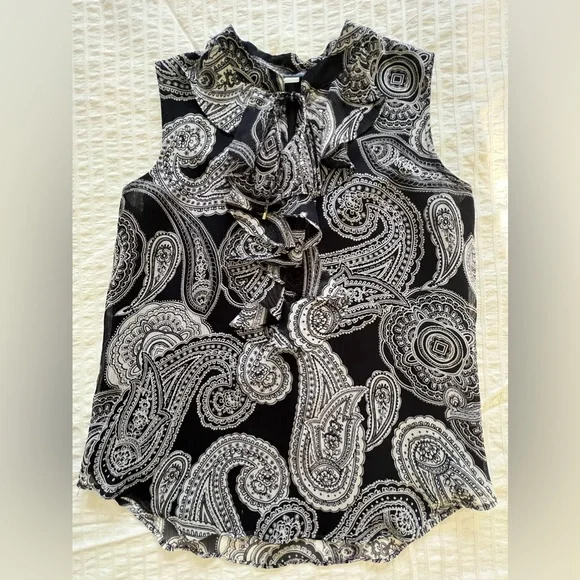 Beautiful top - Picture 2 of 2